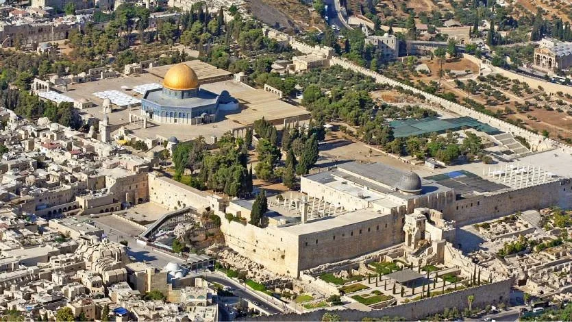تعليق سماحة الشيخ القرضاوي علي زيارة مفتي مصر للقدس