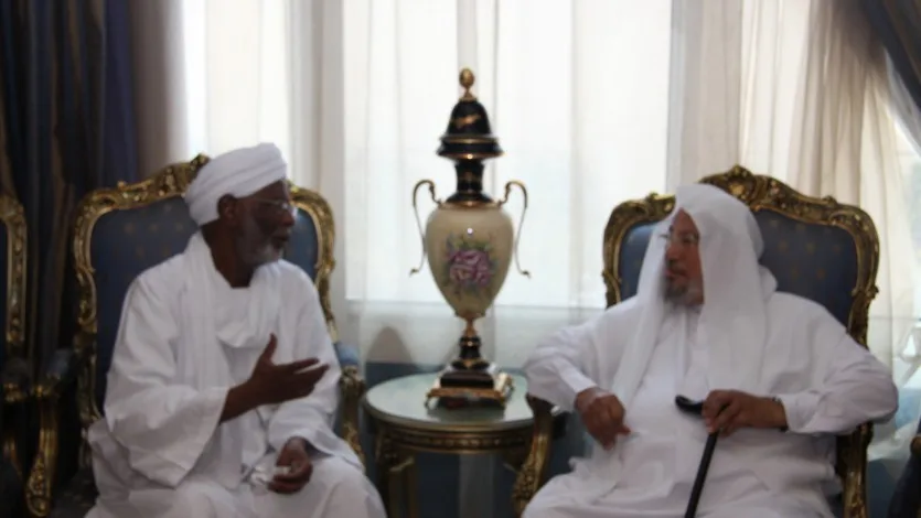 الترابي يعود القرضاوي بمنزله