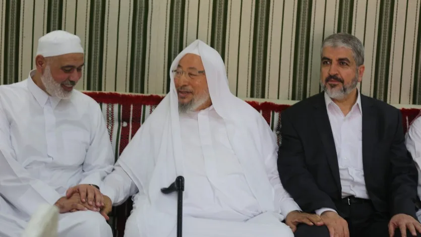 القرضاوي يلتقي خالد مشعل وإسماعيل هنية