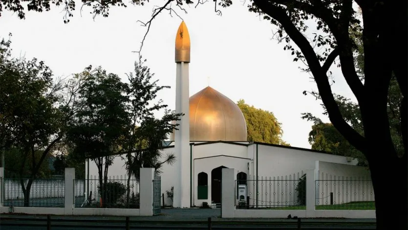 القرضاوي يصلي صلاة الغائب على شهداء المسجدين
